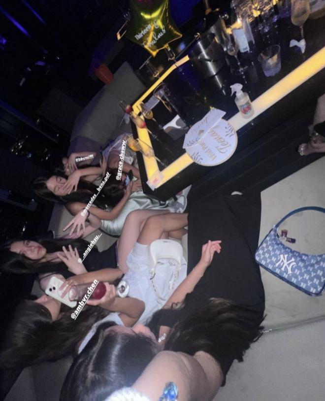 曹格13岁女儿在高档餐厅庆生，穿吊带露美背，闺蜜盛装出席