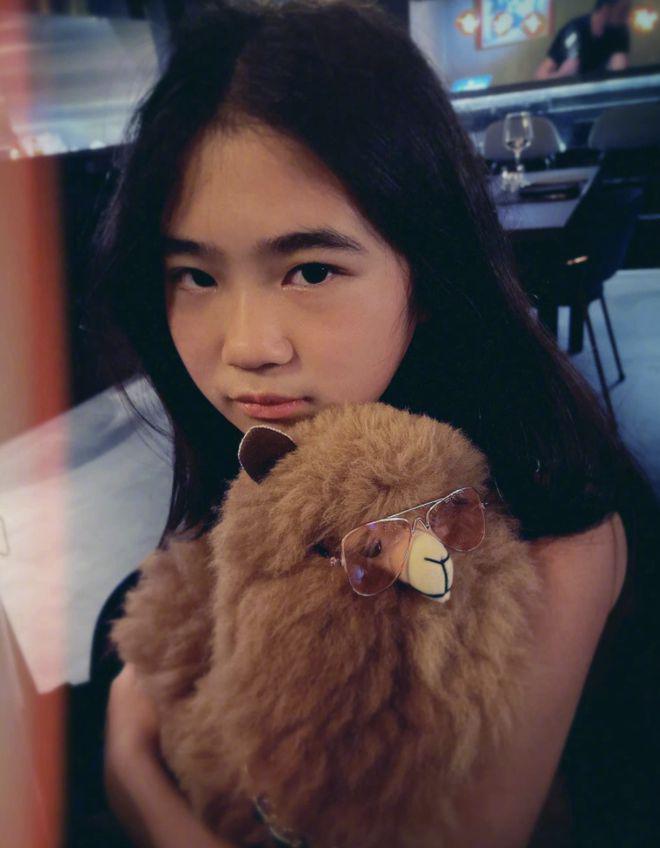 曹格13岁女儿在高档餐厅庆生，穿吊带露美背，闺蜜盛装出席