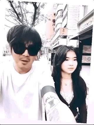 曹格13岁女儿在高档餐厅庆生，穿吊带露美背，闺蜜盛装出席