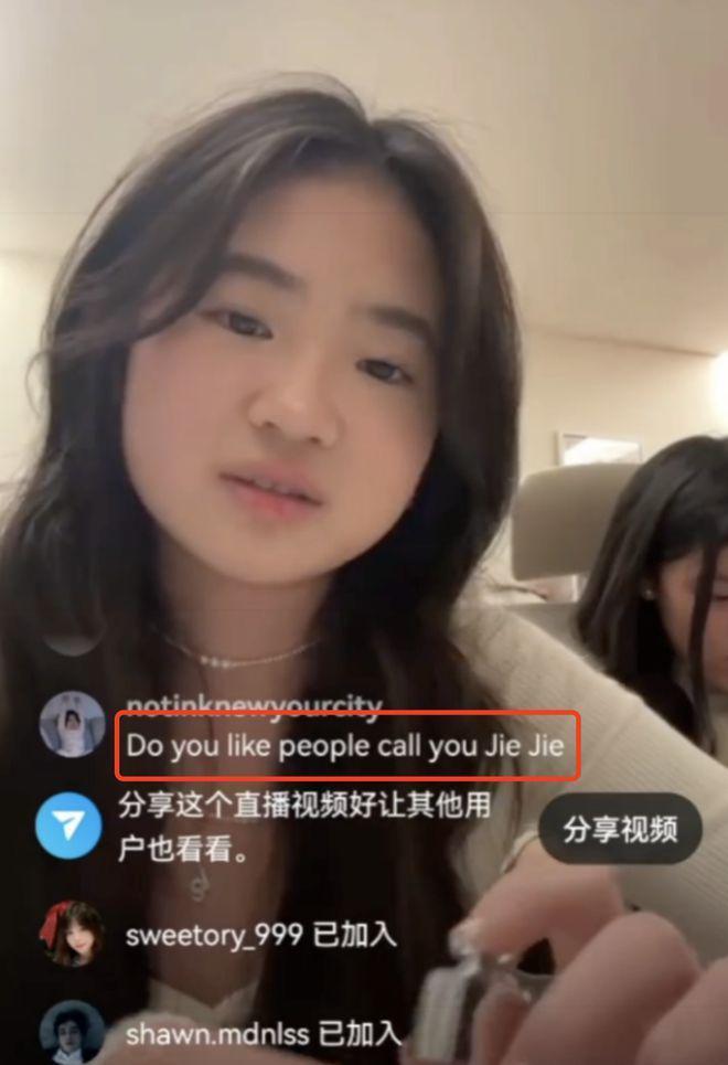 曹格13岁女儿在高档餐厅庆生，穿吊带露美背，闺蜜盛装出席