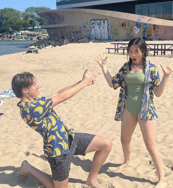 曹格13岁女儿在高档餐厅庆生，穿吊带露美背，闺蜜盛装出席