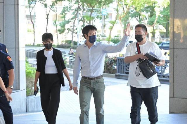 王力宏李靓蕾离婚案再开庭 两人各自由律师陪同现身