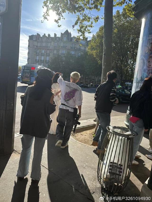 迪丽热巴巴黎时装周路透曝光 身穿白长裙又仙又美