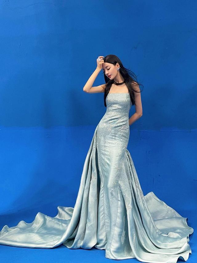 迪丽热巴巴黎时装周路透曝光 身穿白长裙又仙又美