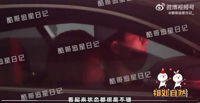 许嵩冯禧牵手逛街 男方一把搂住女方大撒狗粮
