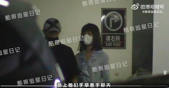 许嵩冯禧牵手逛街 男方一把搂住女方大撒狗粮