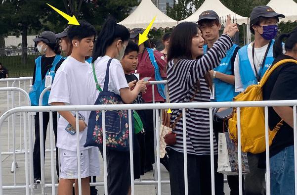 胡可带两儿子看林俊杰演唱会 安吉身高超过妈妈