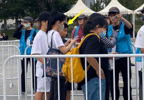 胡可带两儿子看林俊杰演唱会 安吉身高超过妈妈