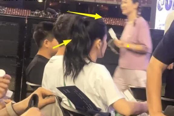 胡可带两儿子看林俊杰演唱会 安吉身高超过妈妈