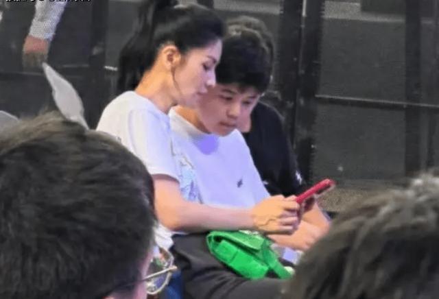 胡可带两儿子看林俊杰演唱会 安吉身高超过妈妈