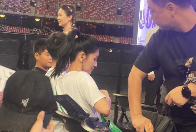 胡可带两儿子看林俊杰演唱会 安吉身高超过妈妈