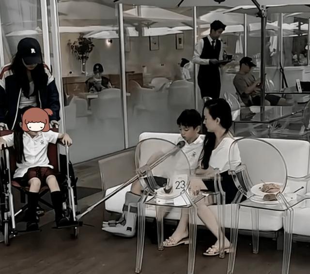 嗯哼受伤拄拐脚踝戴护具 妈妈霍思燕陪儿子就诊