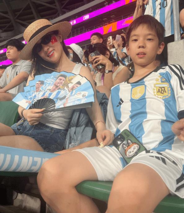 嗯哼受伤拄拐脚踝戴护具 妈妈霍思燕陪儿子就诊