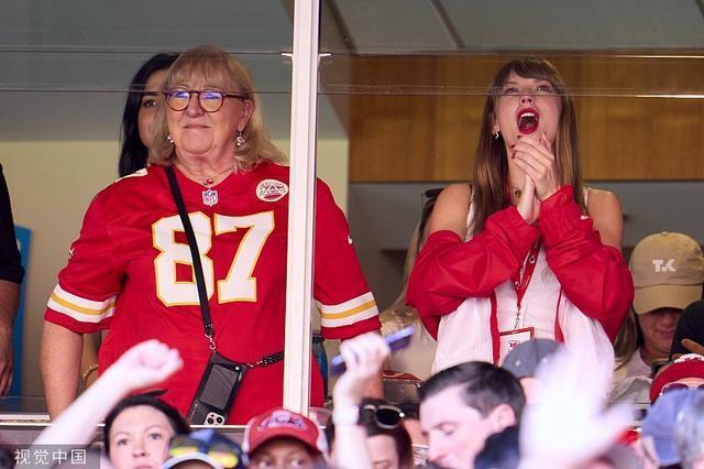 霉霉现身绯闻男友特拉维斯·凯尔斯赛场 与男方妈妈同观赛