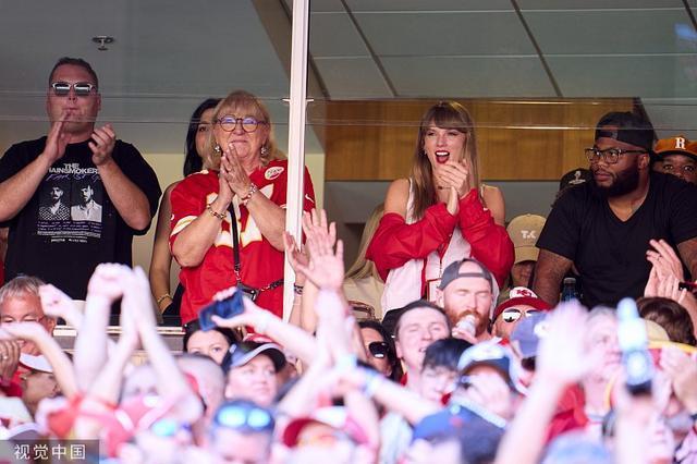 霉霉现身绯闻男友特拉维斯·凯尔斯赛场 与男方妈妈同观赛