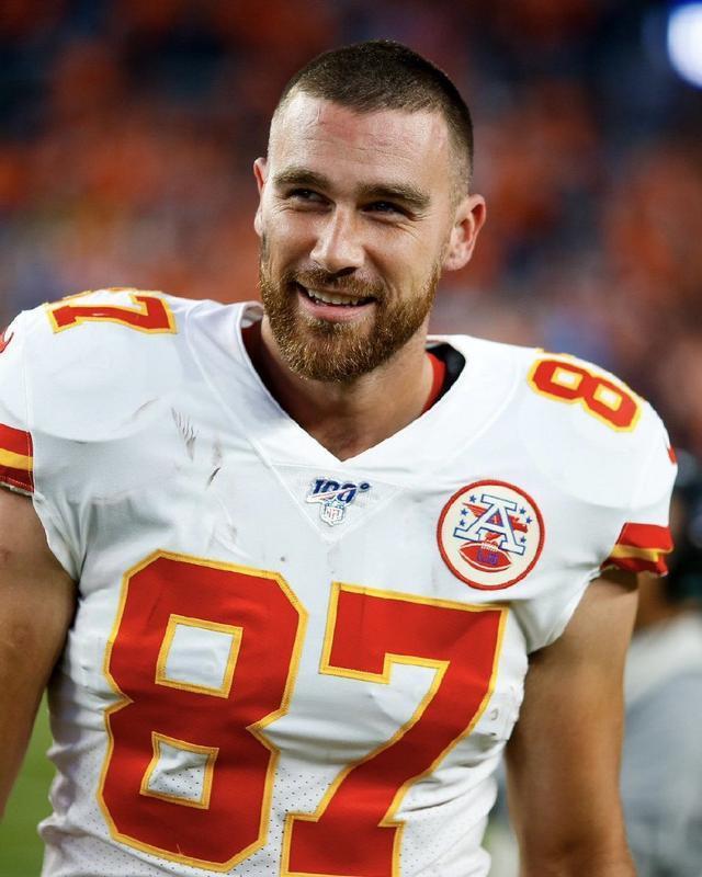 霉霉现身绯闻男友特拉维斯·凯尔斯赛场 与男方妈妈同观赛