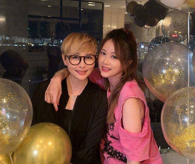 佘诗曼晒照为姚乐怡庆生：TVB七魔女再聚，状态超好！