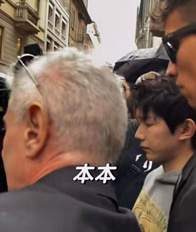 22岁王源米兰探店 脸上坑坑洼洼生图精修图差别大