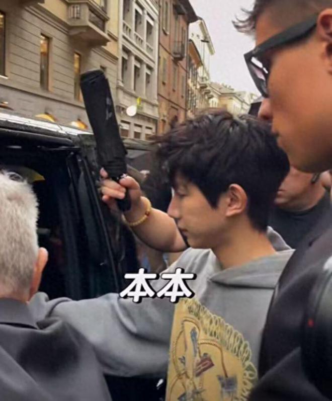 22岁王源米兰探店 脸上坑坑洼洼生图精修图差别大