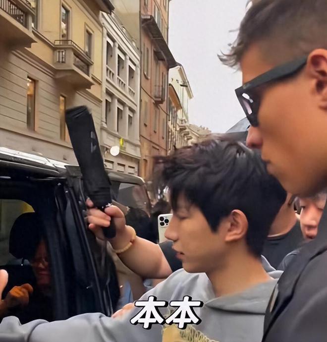 22岁王源米兰探店 脸上坑坑洼洼生图精修图差别大