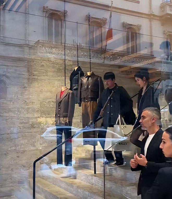 22岁王源米兰探店 脸上坑坑洼洼生图精修图差别大