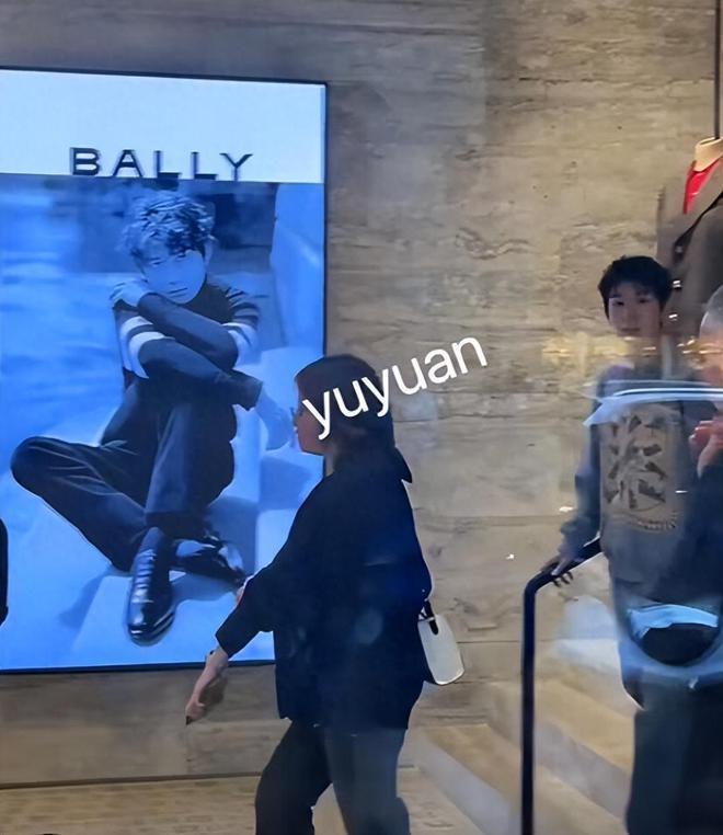 22岁王源米兰探店 脸上坑坑洼洼生图精修图差别大