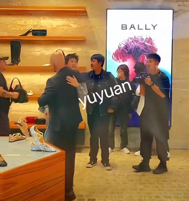 22岁王源米兰探店 脸上坑坑洼洼生图精修图差别大