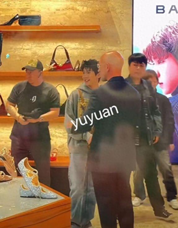 22岁王源米兰探店 脸上坑坑洼洼生图精修图差别大