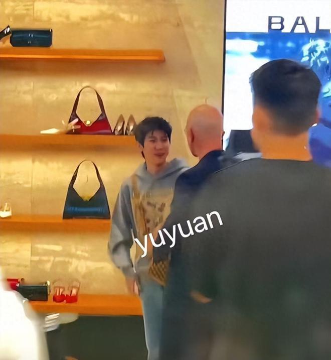 22岁王源米兰探店 脸上坑坑洼洼生图精修图差别大