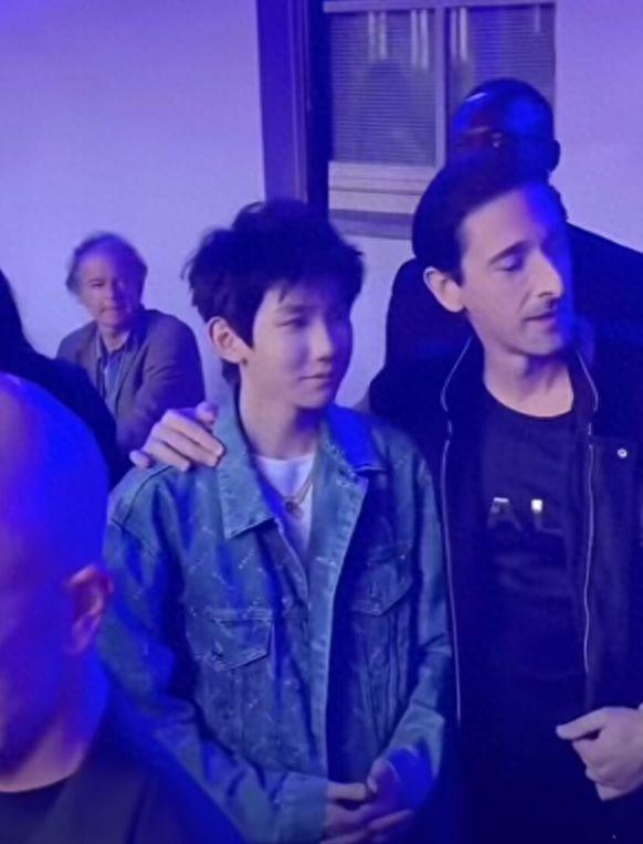 22岁王源米兰探店 脸上坑坑洼洼生图精修图差别大