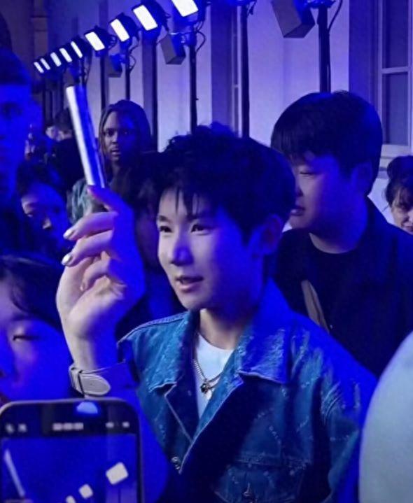 22岁王源米兰探店 脸上坑坑洼洼生图精修图差别大