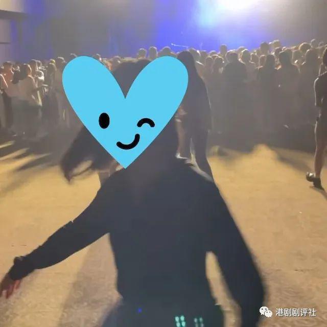 王浩信11岁女儿近照高挑修长 完美遗传爸妈基因