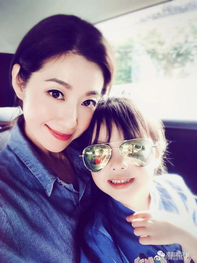 王浩信11岁女儿近照高挑修长 完美遗传爸妈基因