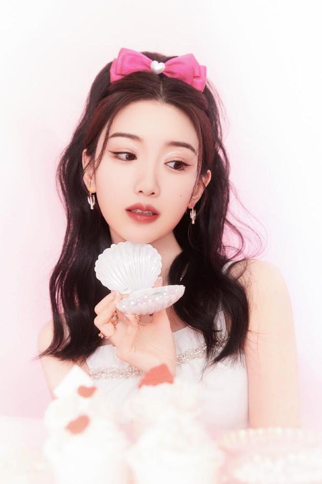 毛晓彤辟谣与檀健次结婚生子后首晒美照，俏皮灵动甜如初恋