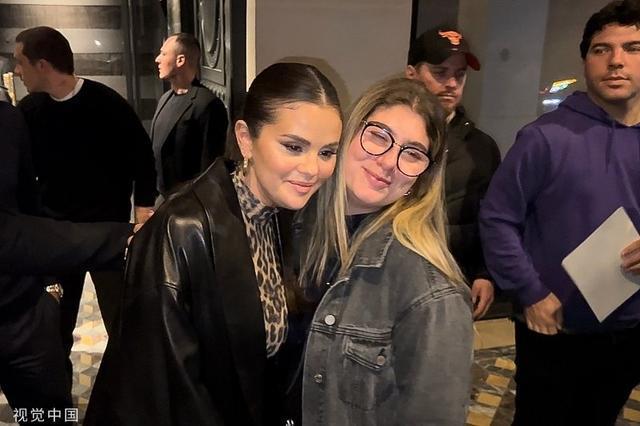 赛琳娜与“大布”夫妇聚会用餐 与街边粉丝热情合影