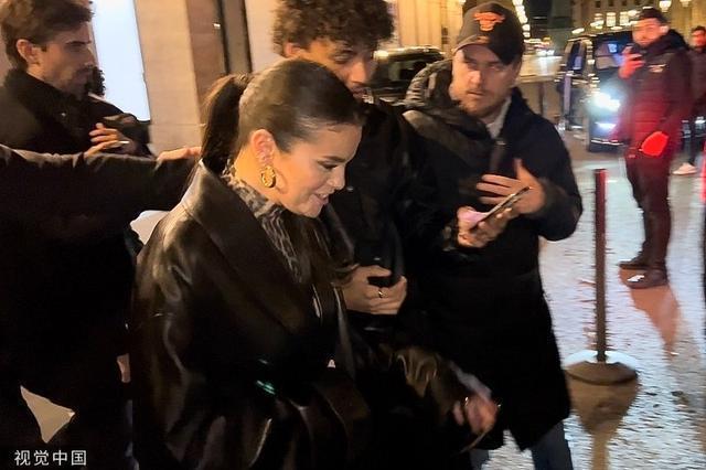 赛琳娜与“大布”夫妇聚会用餐 与街边粉丝热情合影