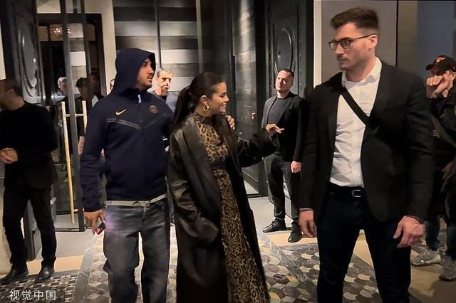 赛琳娜与“大布”夫妇聚会用餐 与街边粉丝热情合影