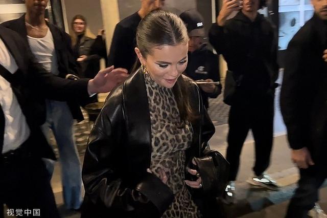 赛琳娜与“大布”夫妇聚会用餐 与街边粉丝热情合影