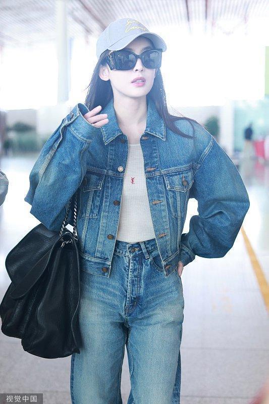 古力娜扎穿牛仔套装戴鸭舌帽 出发前往巴黎时装周