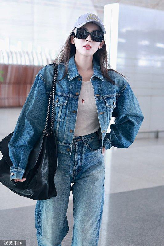古力娜扎穿牛仔套装戴鸭舌帽 出发前往巴黎时装周