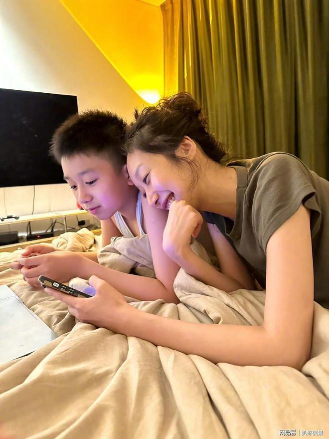 黄觉罕晒娃，9岁小枣五官清秀像妈妈，用左手写字引热议