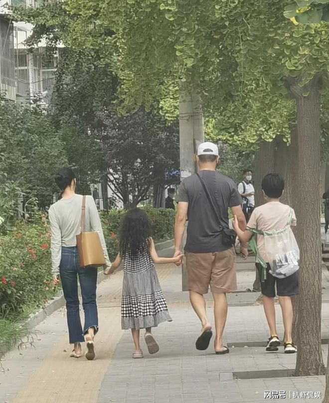 黄觉罕晒娃，9岁小枣五官清秀像妈妈，用左手写字引热议