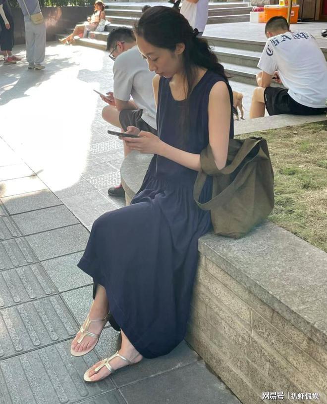 黄觉罕晒娃，9岁小枣五官清秀像妈妈，用左手写字引热议