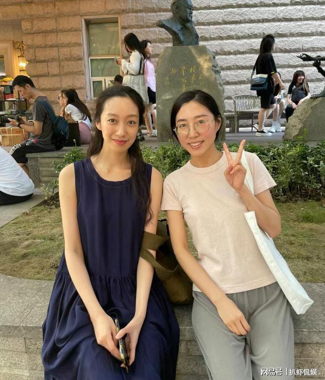 黄觉罕晒娃，9岁小枣五官清秀像妈妈，用左手写字引热议