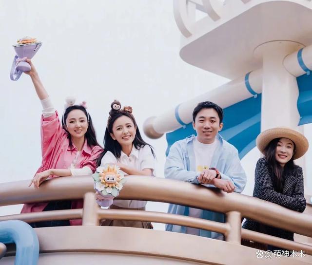 佟丽娅霍思燕董璇同游乐园，暴露真实状态，幸不幸福一目了然