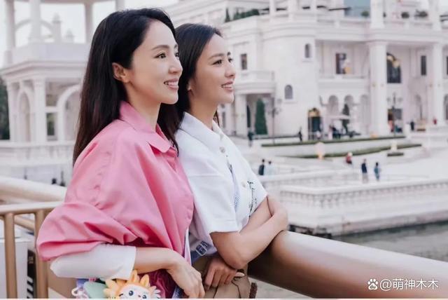 佟丽娅霍思燕董璇同游乐园，暴露真实状态，幸不幸福一目了然