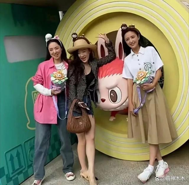 佟丽娅霍思燕董璇同游乐园，暴露真实状态，幸不幸福一目了然