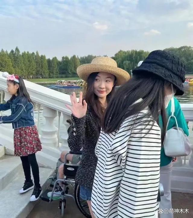 佟丽娅霍思燕董璇同游乐园，暴露真实状态，幸不幸福一目了然