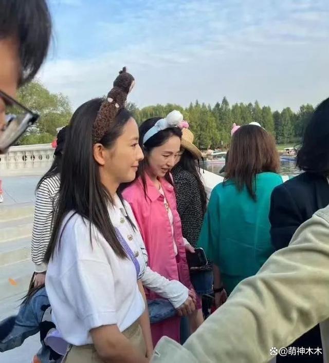 佟丽娅霍思燕董璇同游乐园，暴露真实状态，幸不幸福一目了然
