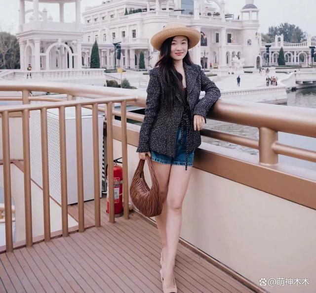 佟丽娅霍思燕董璇同游乐园，暴露真实状态，幸不幸福一目了然